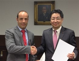 Ton Capella (pte.Telstar) y Hirozumi Sone (pte. Azbil)