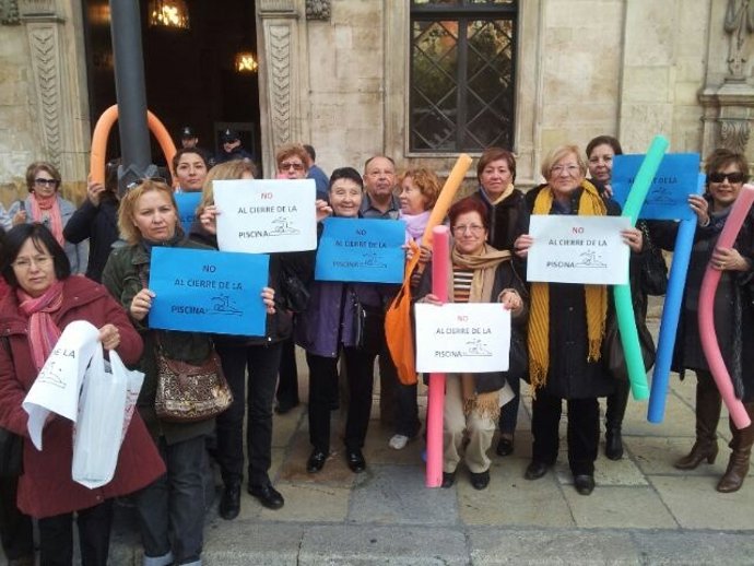 Vecinos de Son Roca y Sant Jordi protestan por el cierre de las piscinas