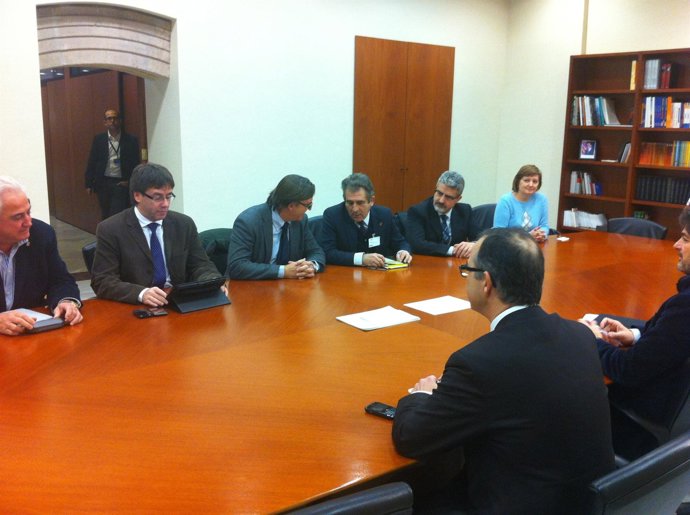 Un grupo de alcaldes de la AMI con Jordi Turull y Oriol Pujol (CiU)