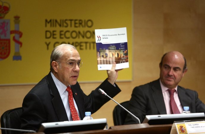 El secretario general de la OCDE, Ángel Gurría, y el ministro de Economía, Luis 