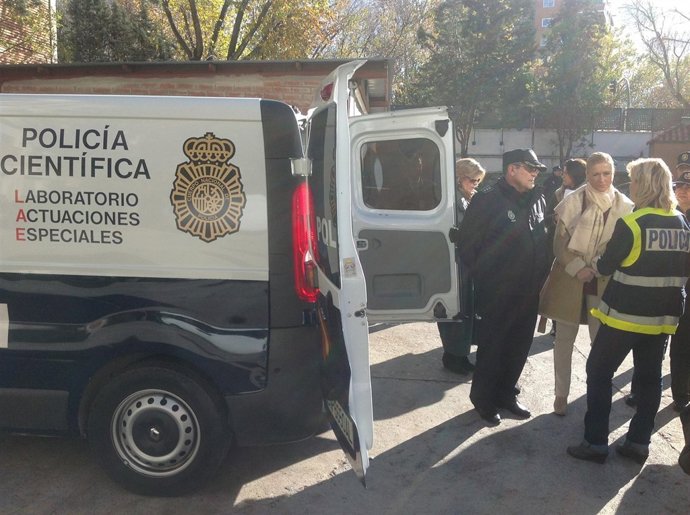 Cifuentes con agentes de la policía científica madrileña
