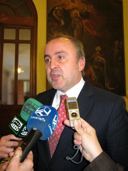 Cabré mientras atiende a los medios