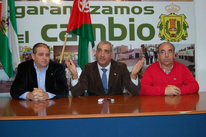 Secretario general del PA, Antonio Jesús Ruiz (centro)