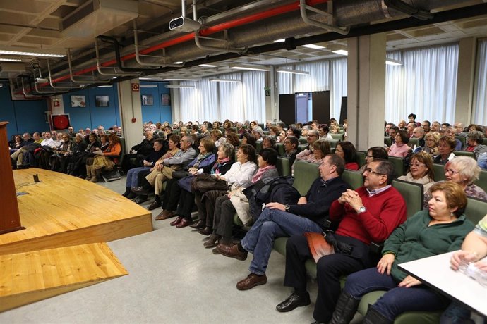 Una imagen de los estudiantes durante la clase en la Sala de Grados.