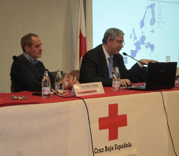 Francisco de Asís Babín (derecha) interviene en las jornadas de Cruz Roja