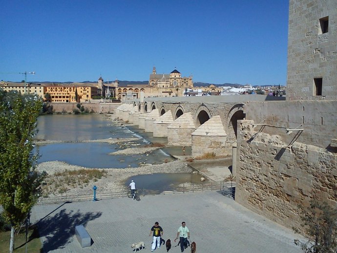 El Puente Romano, Con La Mezquita Al Fondo, En El Casco Histórico De Córdoba