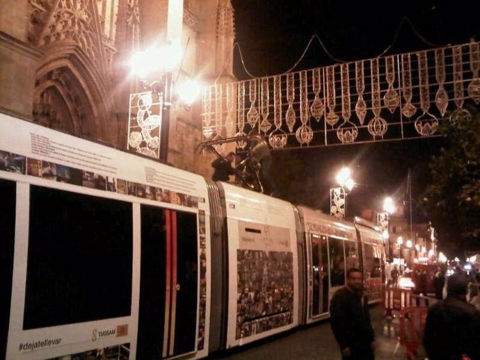 Un vagón de la línea del Metrocentro queda enganchando con las luces de Navidad