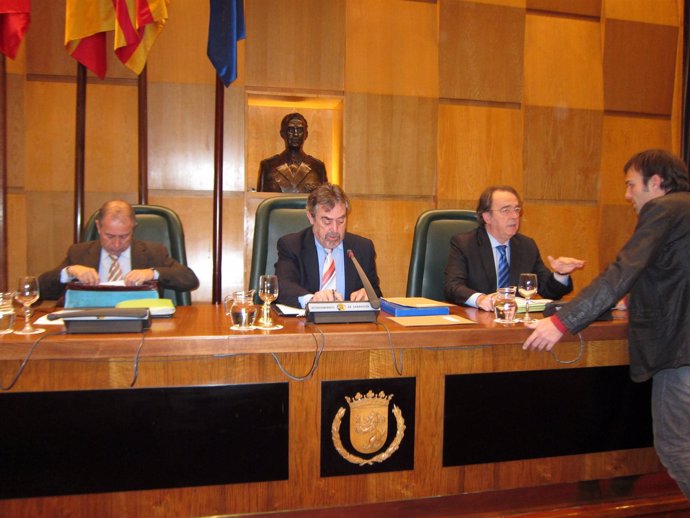 El concejal de IU Pablo Muñoz conversa con el teniente de alcalde Carlos Pérez.