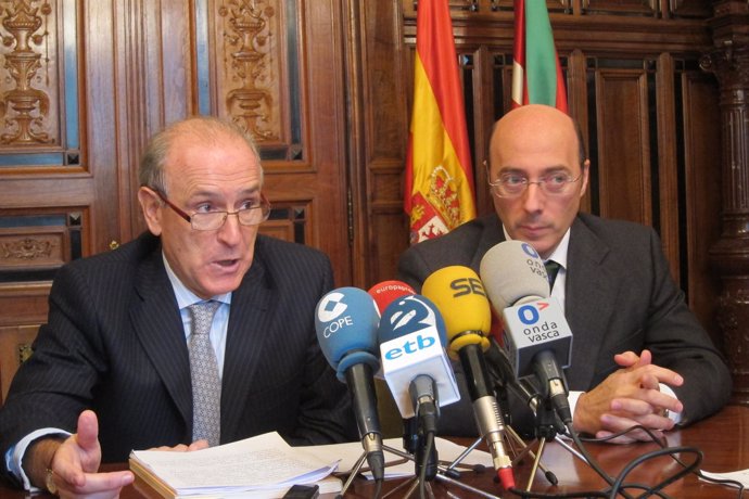El delegado del Gobierno, Carlos Urquijo, y el subdelegado  Ignacio Ericepa