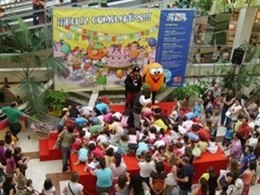 La mascota del Centro Comercial anima a los más pequeños