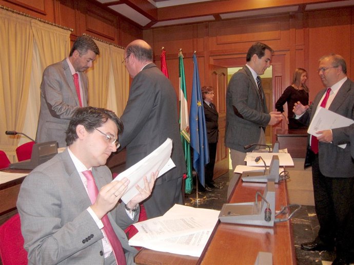 El concejal de Hacienda en primer plano y tras él distintos ediles junto a Nieto