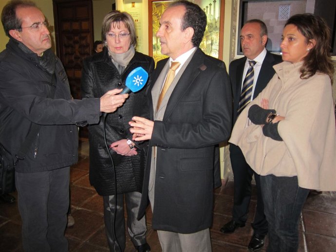 El consejero atiende a los periodistas