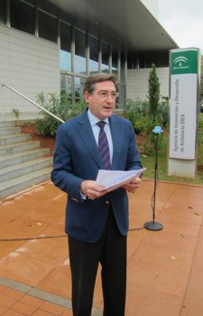 El coordinador de Economía del PP-A, Rafael Carmona, frente a nueva sede IDEA