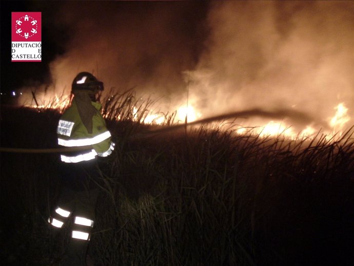 Efectivo de bomberos trabaja en la extinción del fuego del Prat de Cabanes