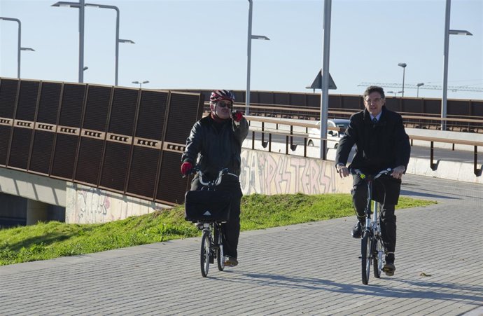 El conseller Ll.Recoder inaugura un carril bici en la UAB