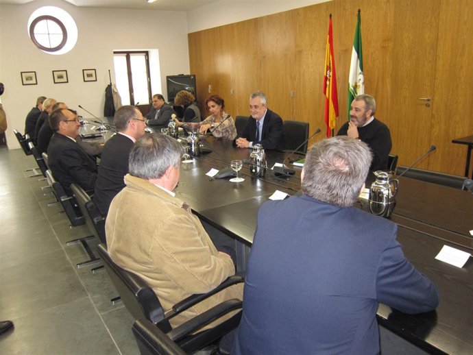 Griñán se reúne con la Mesa del Tercer Sector