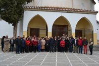 Medio centenar de personas guarda un minuto de silencio por los ancianos fallecidos en Casanueva