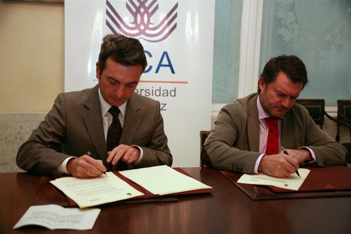 Firma del convenio entre Toshiba y el rector de la UCA