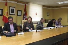 Momento de la firma entre la consejera y los representantes sindicales.