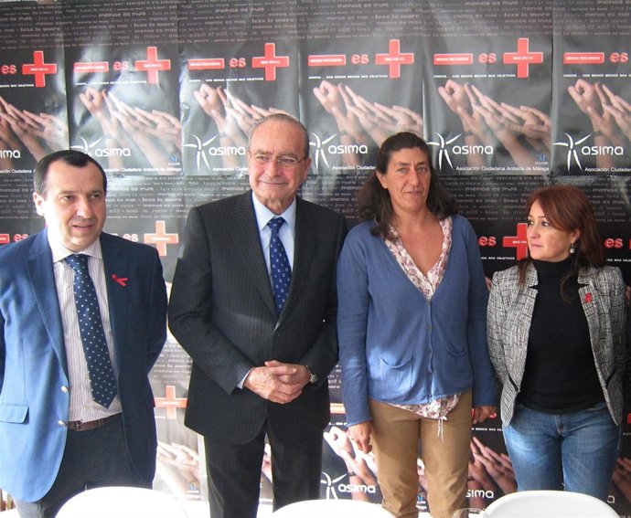 El delegado del Gobierno andaluz y el alcalde de Málaga en Asima