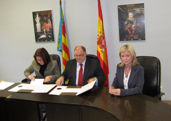 Gabriela Bravo y Fernando de Rosa, junta la vicerrectora de la UA,Amparo Navarro