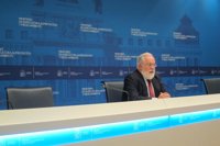 Cañete defiende la importancia de la PAC pero también la de "reordenar" la cadena alimentaria