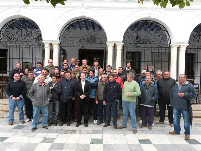 El alcalde de Almonte, junto a piñeros. 