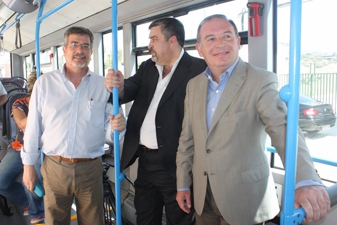Delgado Bonilla y el concejal de Transportes, a bordo de los nuevos autobuses
