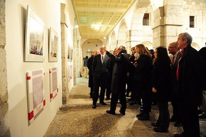Inauguración de la muestra 'Inspírate' en el Parlamento de Cantabria