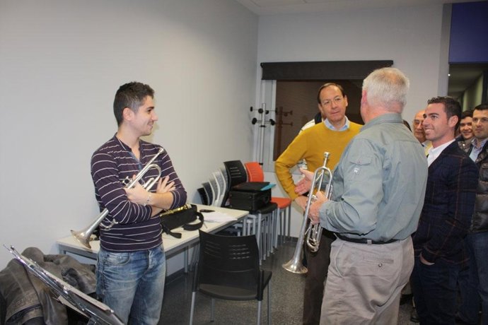 Imagen del alcalde visitando el centro