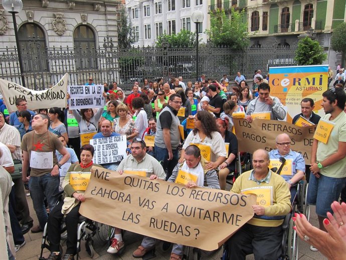 Personas Con Discapacidad Se Manifiestan Contra Los Recortes