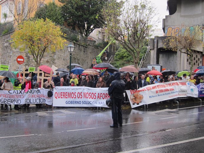 Protesta de afectados por las preferentes ante el Parlamento de Galicia