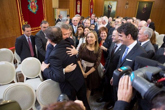 Núñez Feijóo y Rueda se abrazan tras la toma de posesión