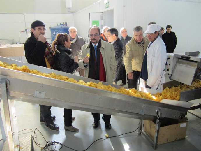 Javier Lambán visita la fábrica de patatas fritas Agrorubiera, en Villarquemado