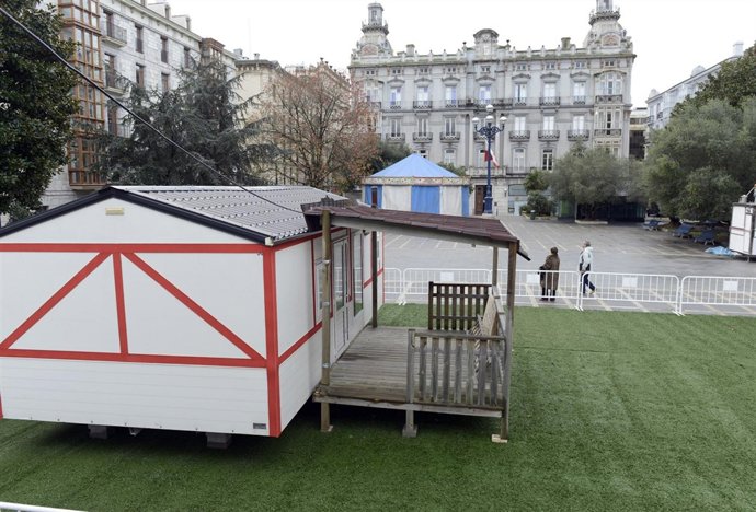 Instalación de la casa navideña en Pombo