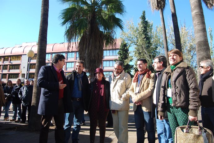 Valderas, Cortés y Centella visitan a la alcaldesa de Belmez acampada en Córdoba