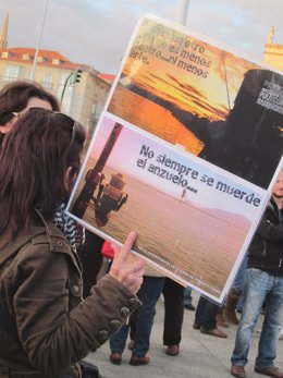 Pancarta De Protesta Contra La Ubicación Del Centro Botín En El Muelle Albareda