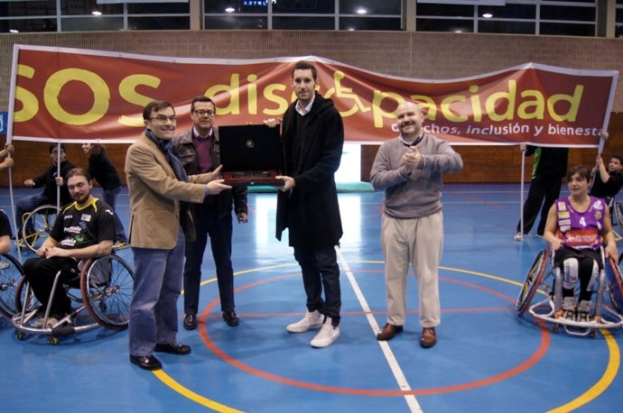 Rudy Fernández apoya el baloncesto en silla de ruedas