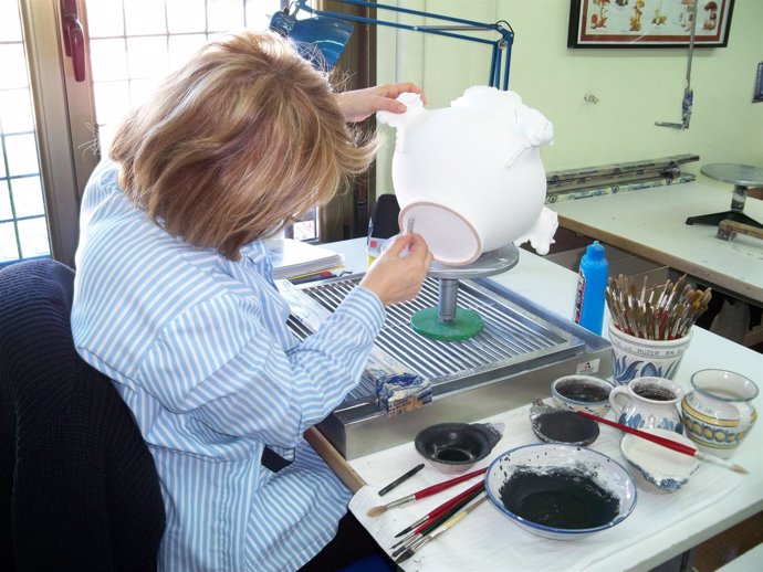 Pintando los detalles de una cerámica en el Taller Escuela de Cerámica de Muel 