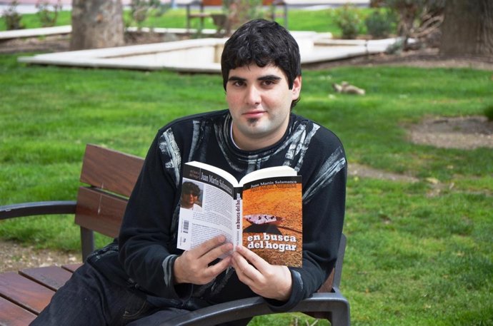 El escritor Juan Martín Salamanca posa junto a su primera novela