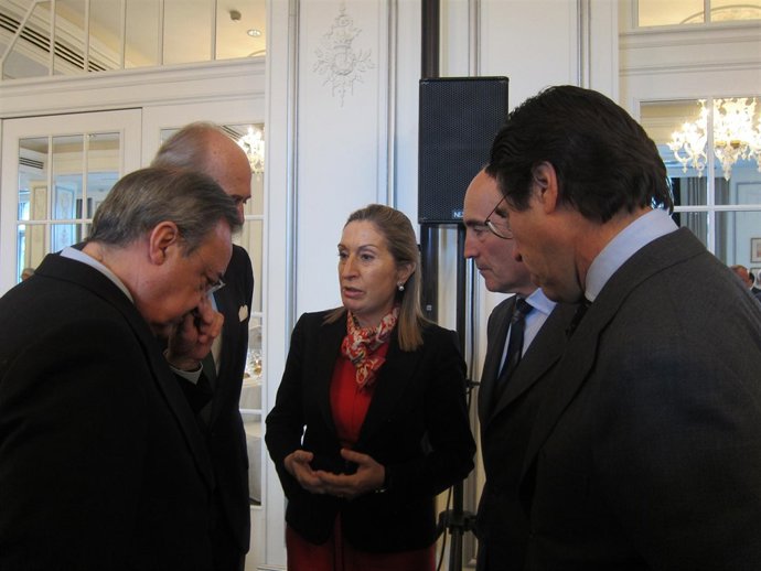 Ministra de Fomento, Ana Pastor, con representantes de Seopan