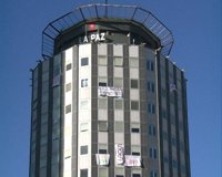Trabajadores y usuarios rodean el Hospital Universitario de La Paz para demostrar su defensa de lo público