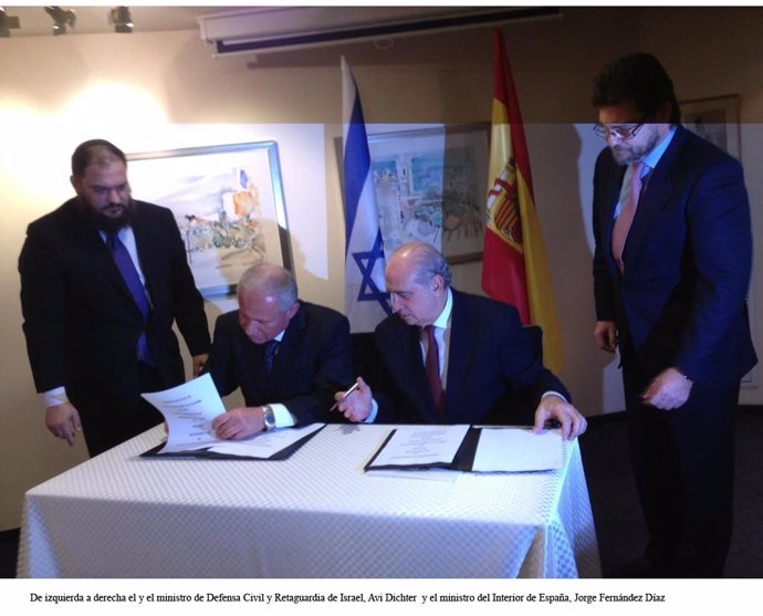 Los ministros firman el memorándum de colaboración entre España e Israel