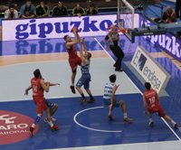 Baloncesto/Liga Endesa.- (Crónica) Paso adelante del Caja Laboral en el derbi vasco y el Barça hunde al Cajasol