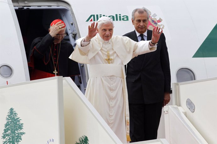 El Papa en su llegada a Beirut, capital de Líbano