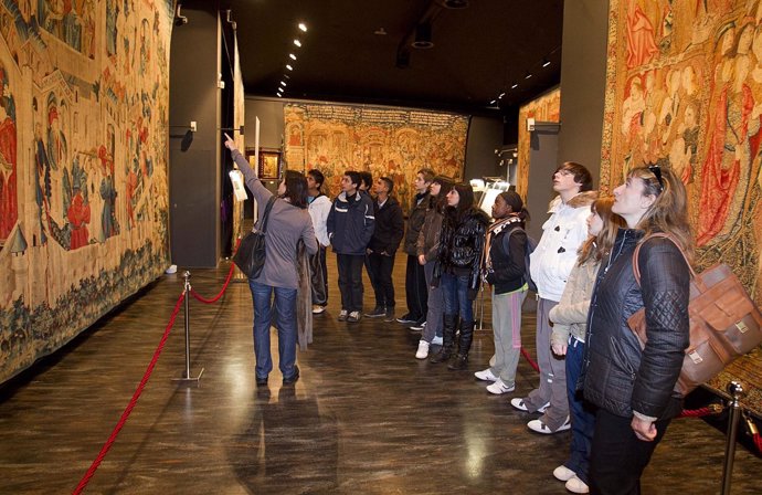 Una de las visitas escolares al Museo de Tapices