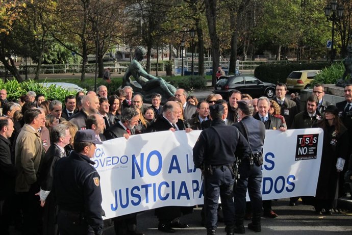 Momento en el que la Policía corta el paso a la manifestación de abogados