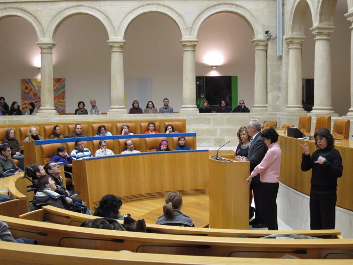 Momento del acto en el Parlamento de La Rioja