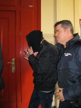 El acusado hacia la sala de vistas