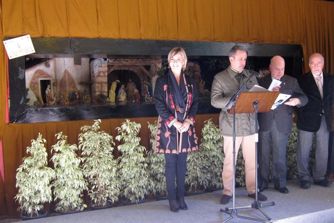Sonia Castedo (izquierda) durante la inauguración del Belén municipal